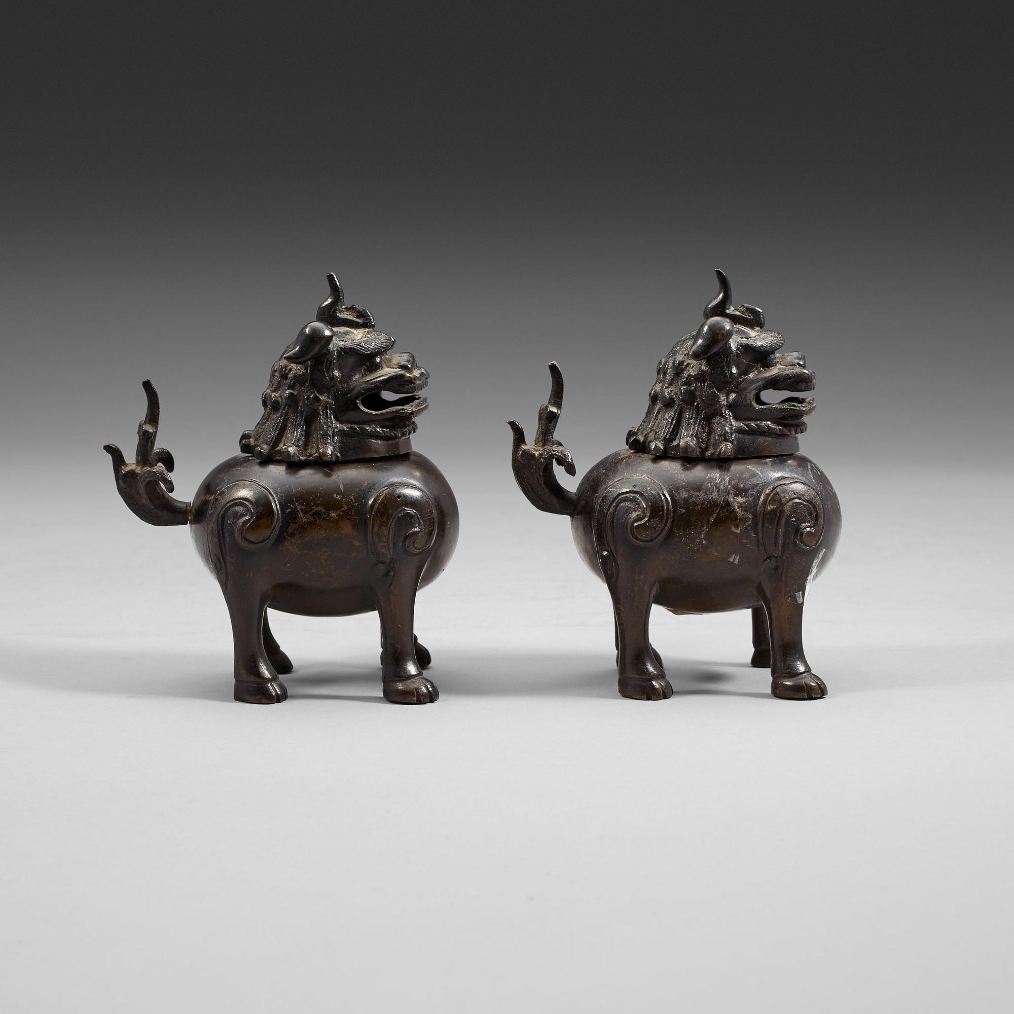 A pair of censers in the shape of buddhist lions, Qing dynasty, 19th Century.