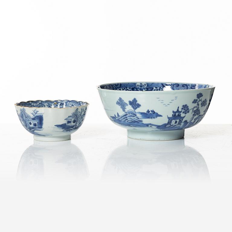 A set of five Chinese export porcelain bowls, Qing dynasty, Qianlong (1736-95).