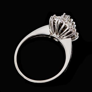 RING, platina, briljant och marquiseslipade diamanter tot ca 1.78 ct.