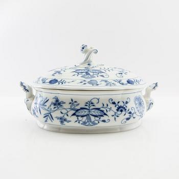 Service 89 pcs "Onion Pattern" Meissen, second half of the 20th century.