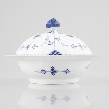 A 'Blue Fluted Half Lace' porcelain tureen / ragout dish with cover, Royal Copenhagen, 1898-1923.