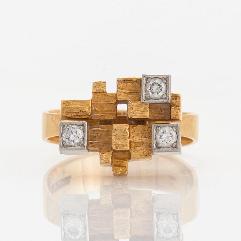 Björn Weckström, ring, 18K gold with brilliant-cut diamond.