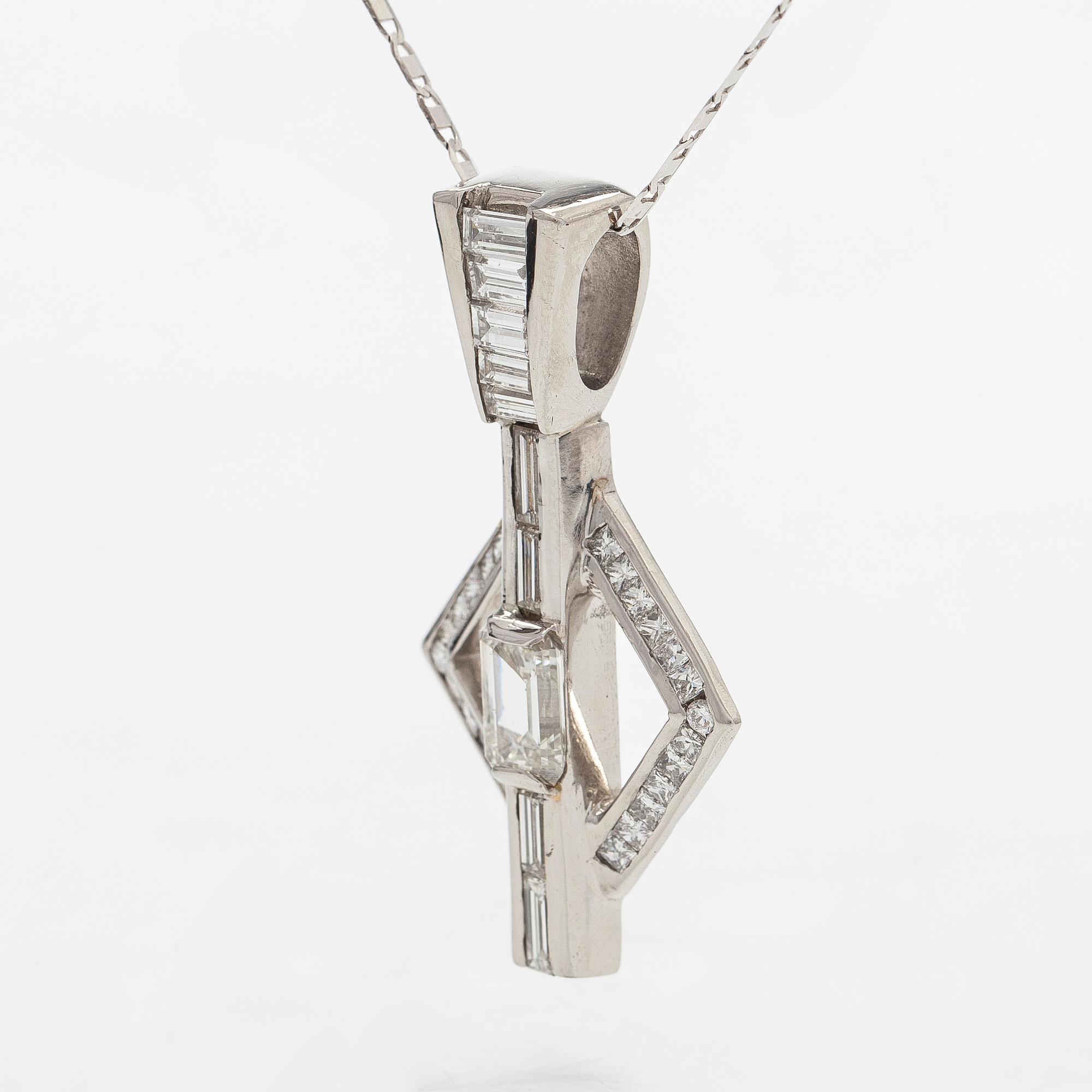 Hänge, platina samt smaragd-, prinses,-baguette- och briljantslipade diamanter med kedja i 14K vitguld.