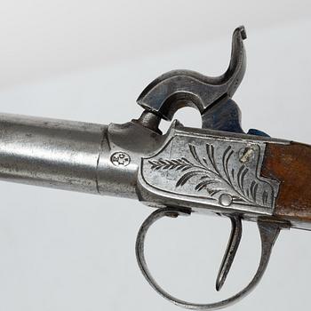 Slaglåspistoler ett par, belgiska, i schatull, 1800-talets mitt.