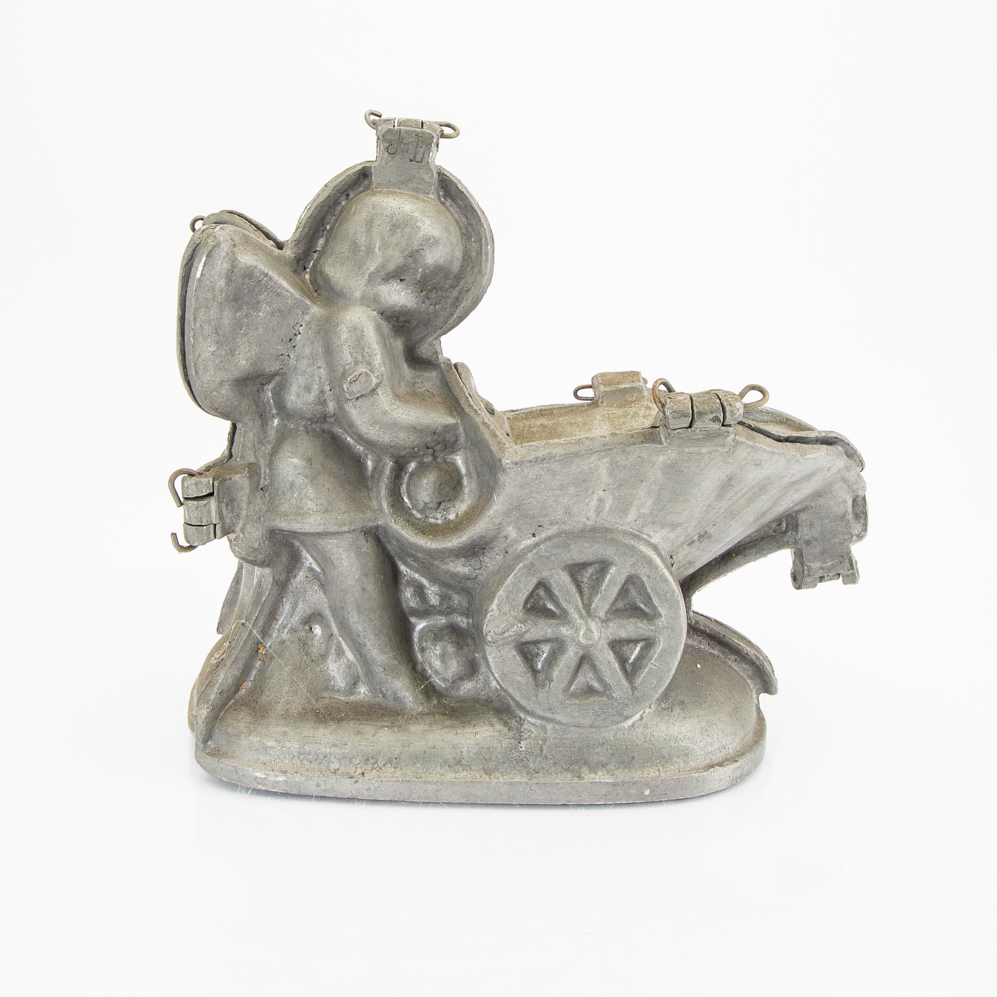 A set of four pewter icecream moulds around 1900.