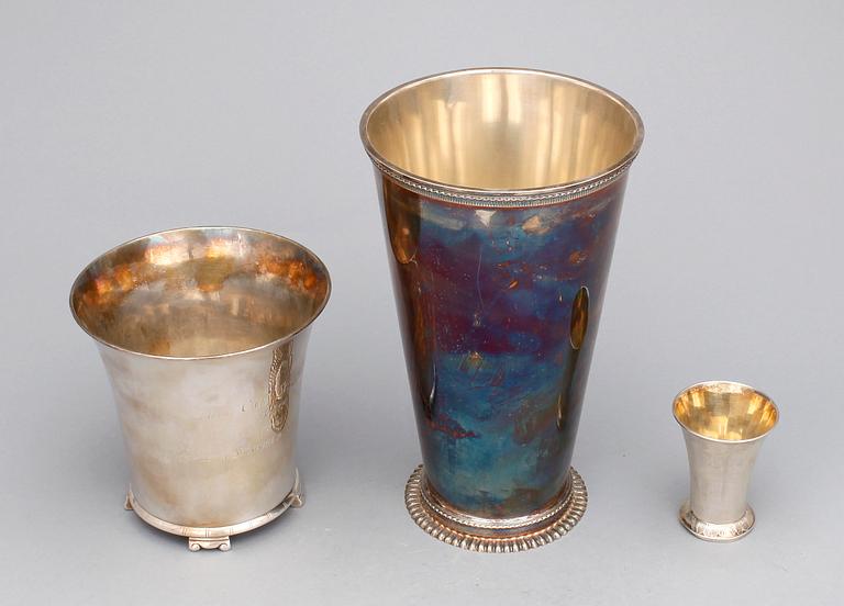 BÄGARE samt VAS, 3 delar, silver, bla Guldsmedsaktiebolaget, 1900-talets första hälft. Totalvikt ca 826 gram.