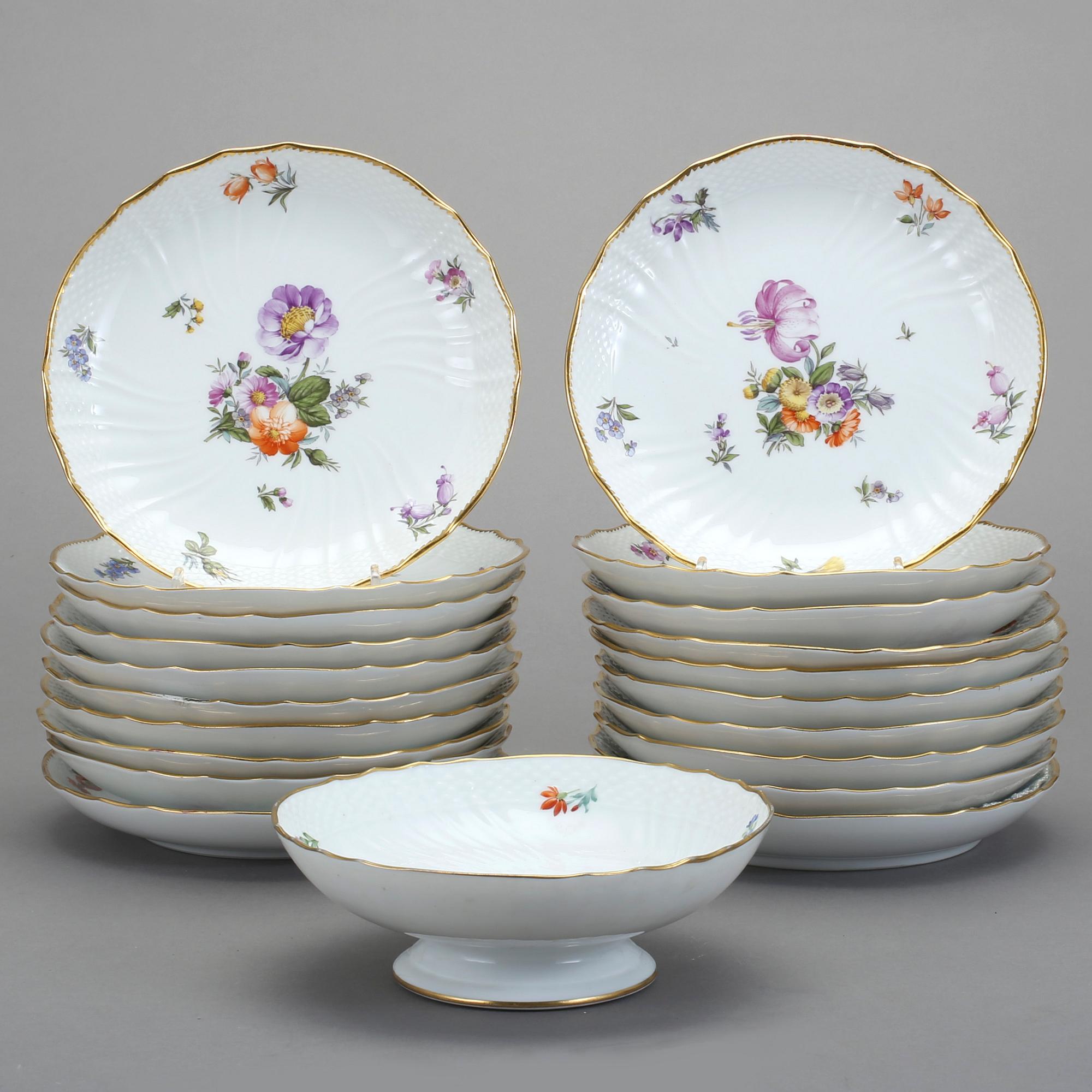 ASSIETTER 20st + SKÅL, porslin, ”Sachsisk blomst”, Royal Copenhagen.