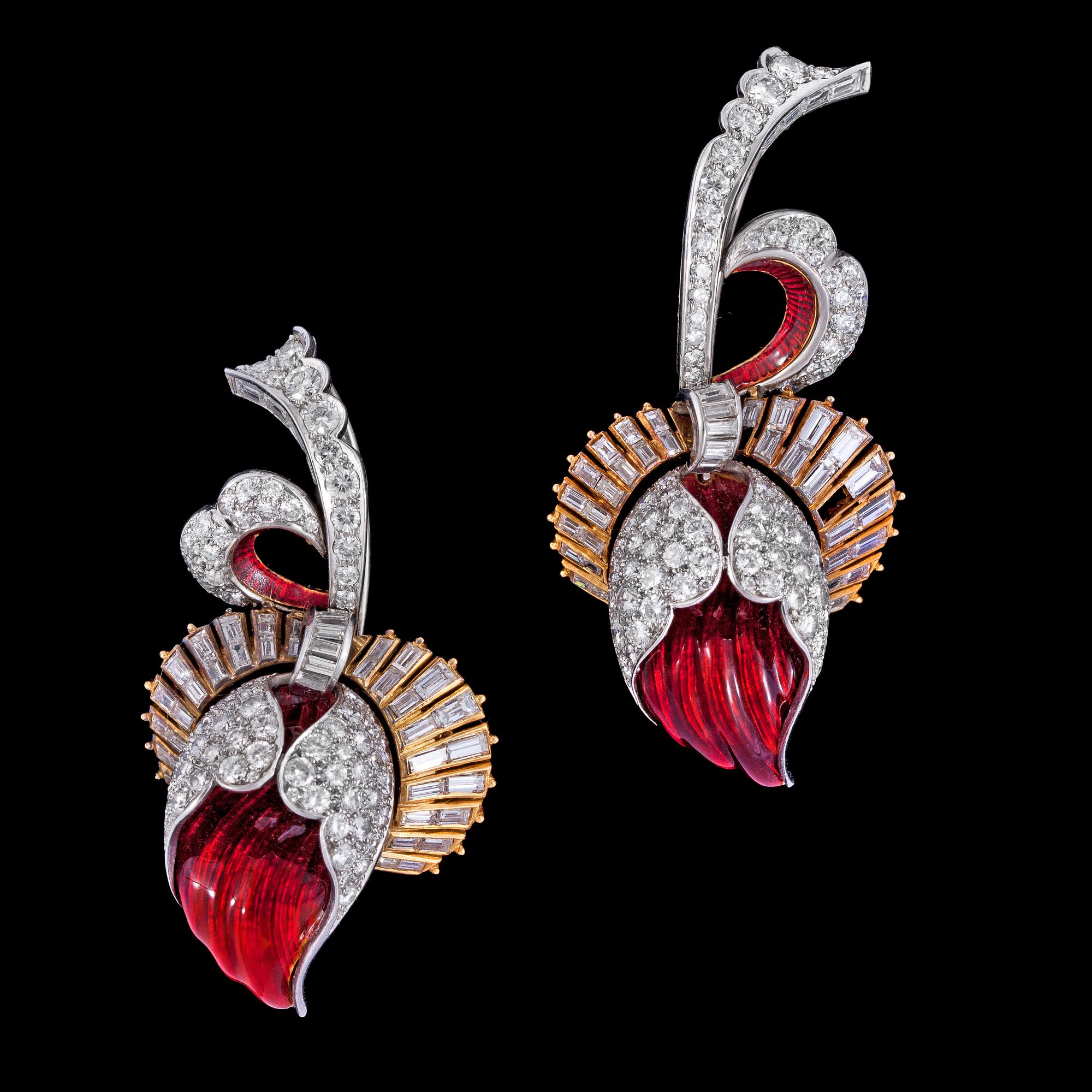 TVILLINGBROSCH, Collingwood, bordeauxrött emaljarbete med briljantslipade diamanter, tot. ca 7.80 ct. 1940-tal.