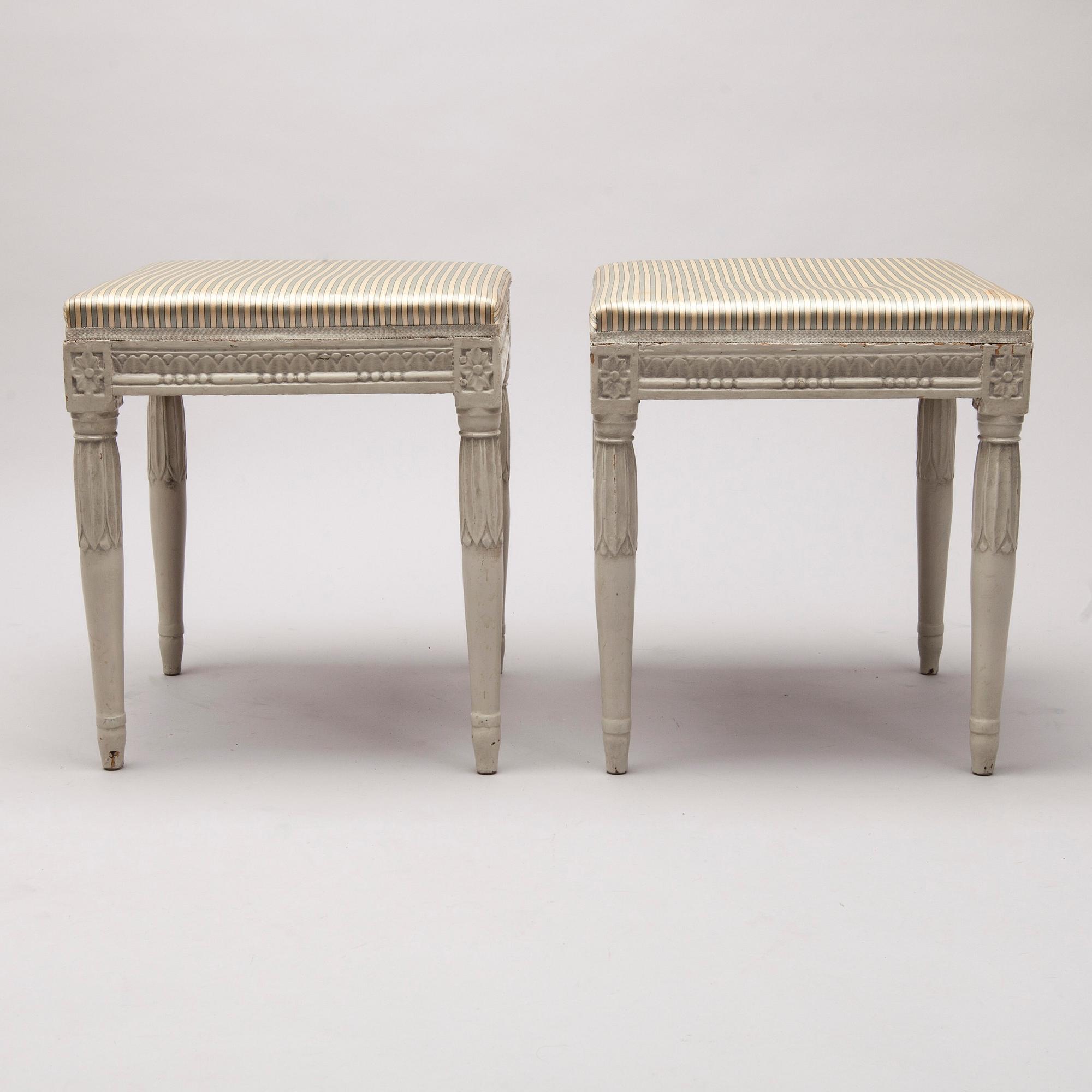 TABURETTER, ett par, gustavianska, ca 1800.