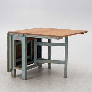 A drop-leaf table, 19th century.