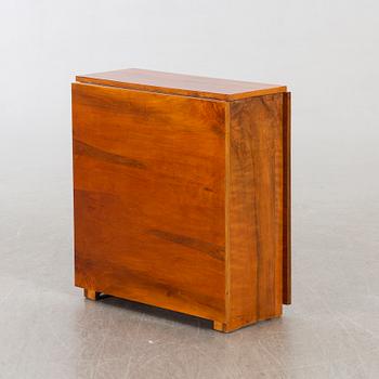 A 1930-40'S FOLDING TABLE.