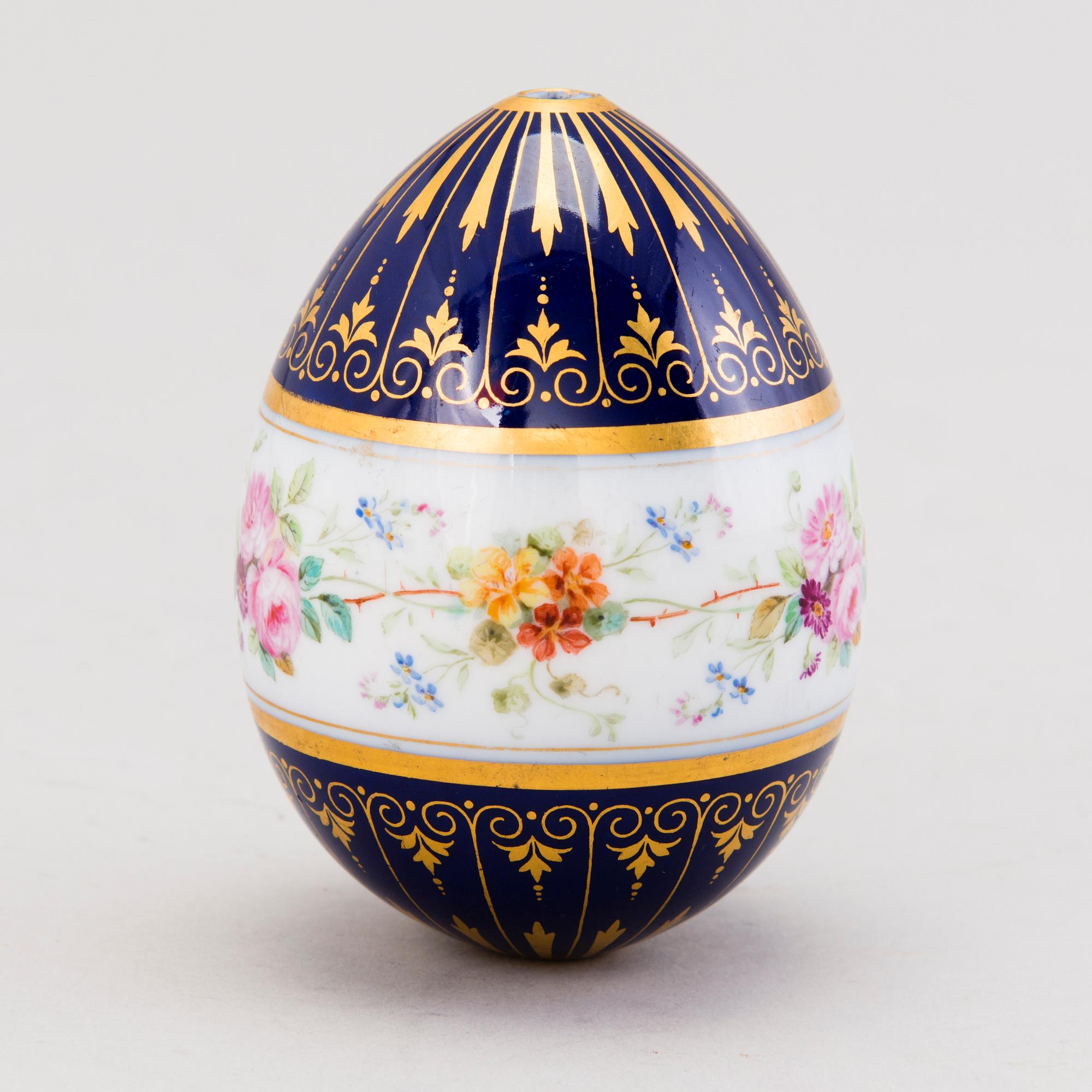 A Russian Easter porcelain egg from the time of Alexander I (1801-1825).