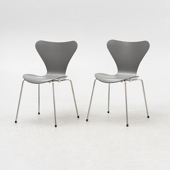 Arne Jacobsen, a pair of 'Series 7' chairs, Fritz Hansen, Denmark.
