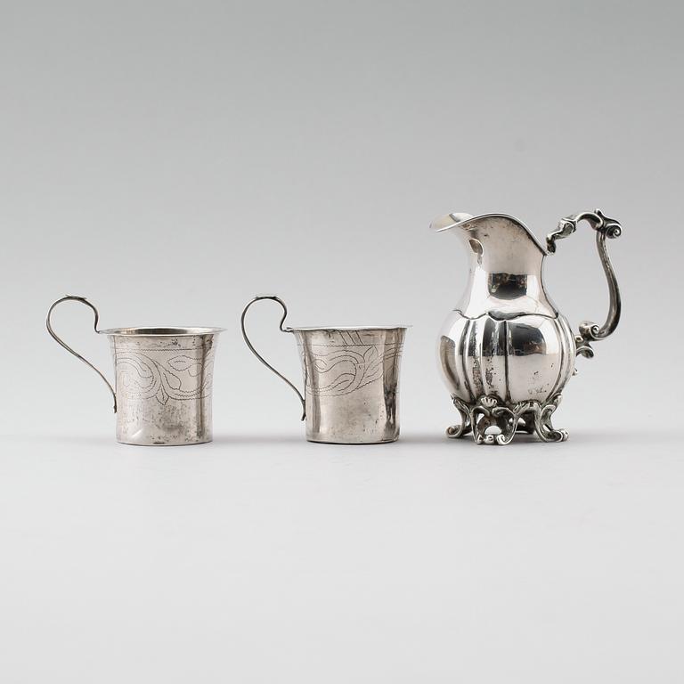 GRÄDDKANNA samt BÄGARE, 1 par, silver, svenska stämplar, 1800-tal. Vikt ca 136 g.