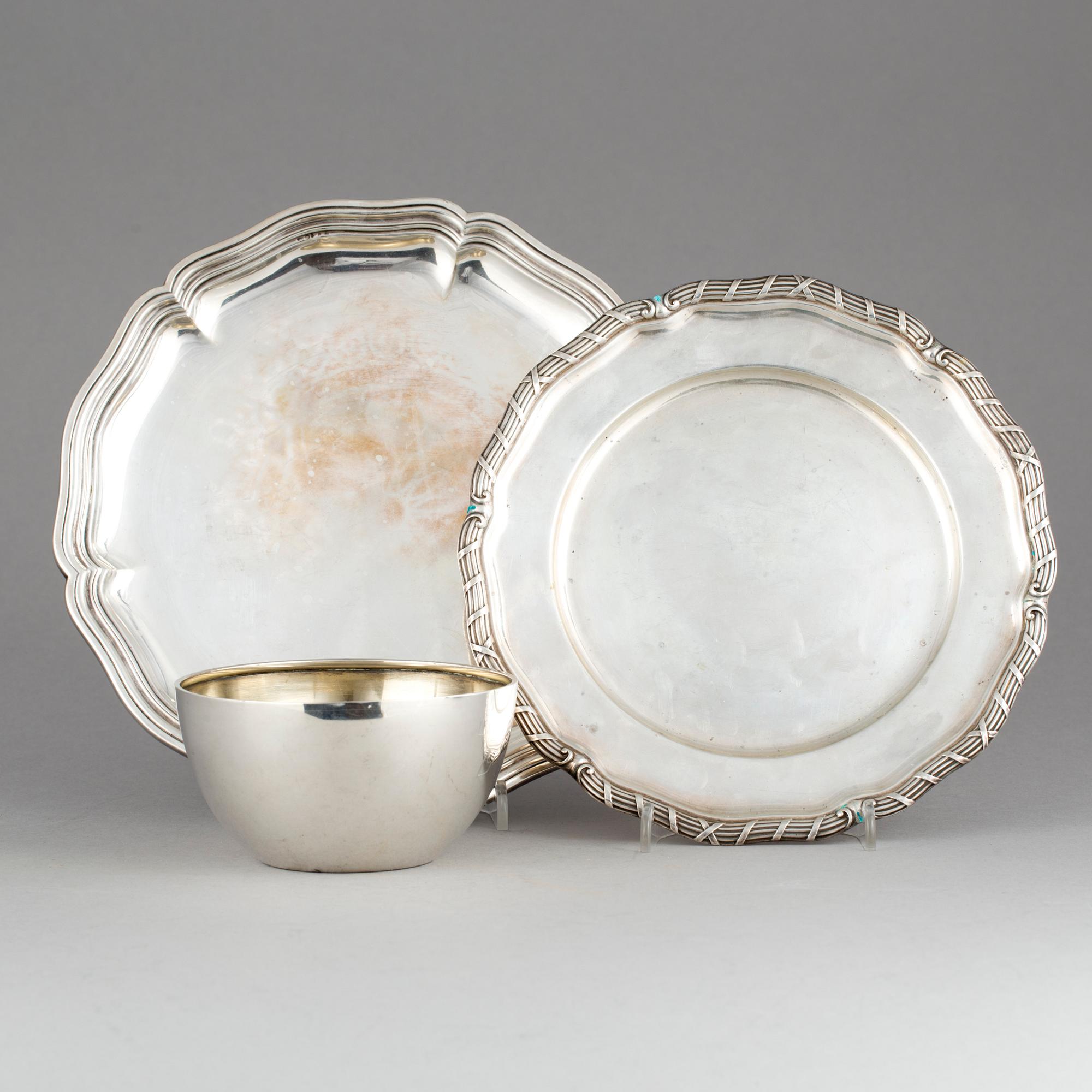 SKÅL, samt FAT, 2 st, silver bl.a. CG Hallberg, Stockholm, 1939. Vikt 109 + 571 g.