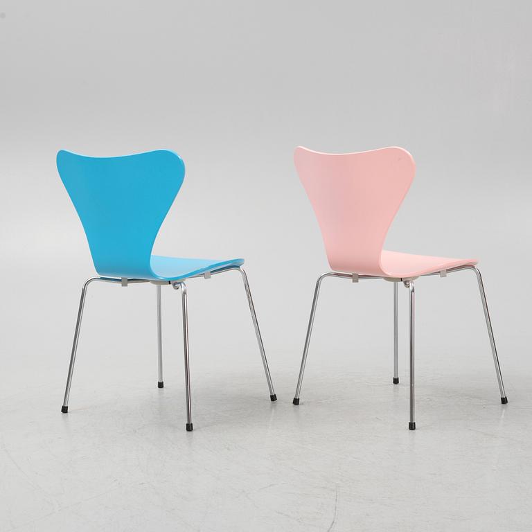 Arne Jacobsen, a pair of 'Series 7' chairs for Fritz Hansen, dated 2006.