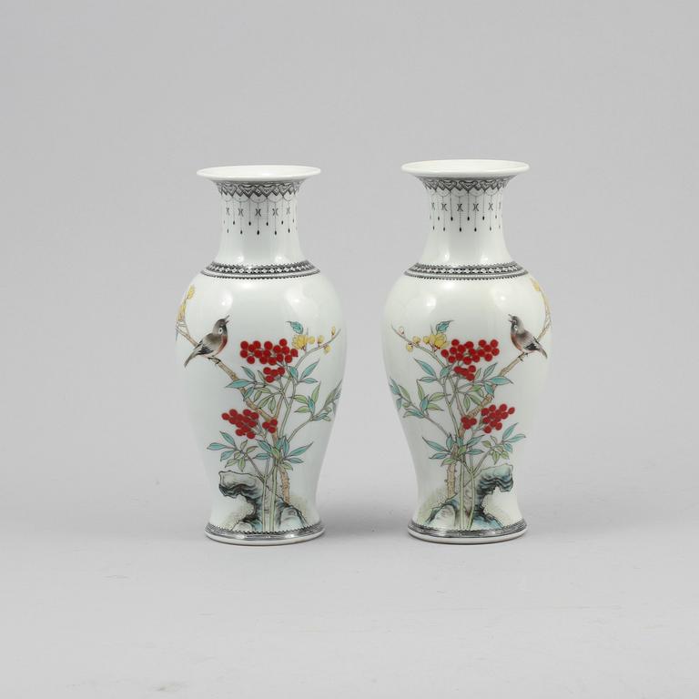 VASER, 2 st, porslin, Kina, 1900-talets andra hälft/modern tillverkning.
