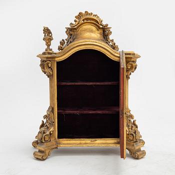 Helgonbildskåp/bordsvitrin, syneuropa, 1700-tal.