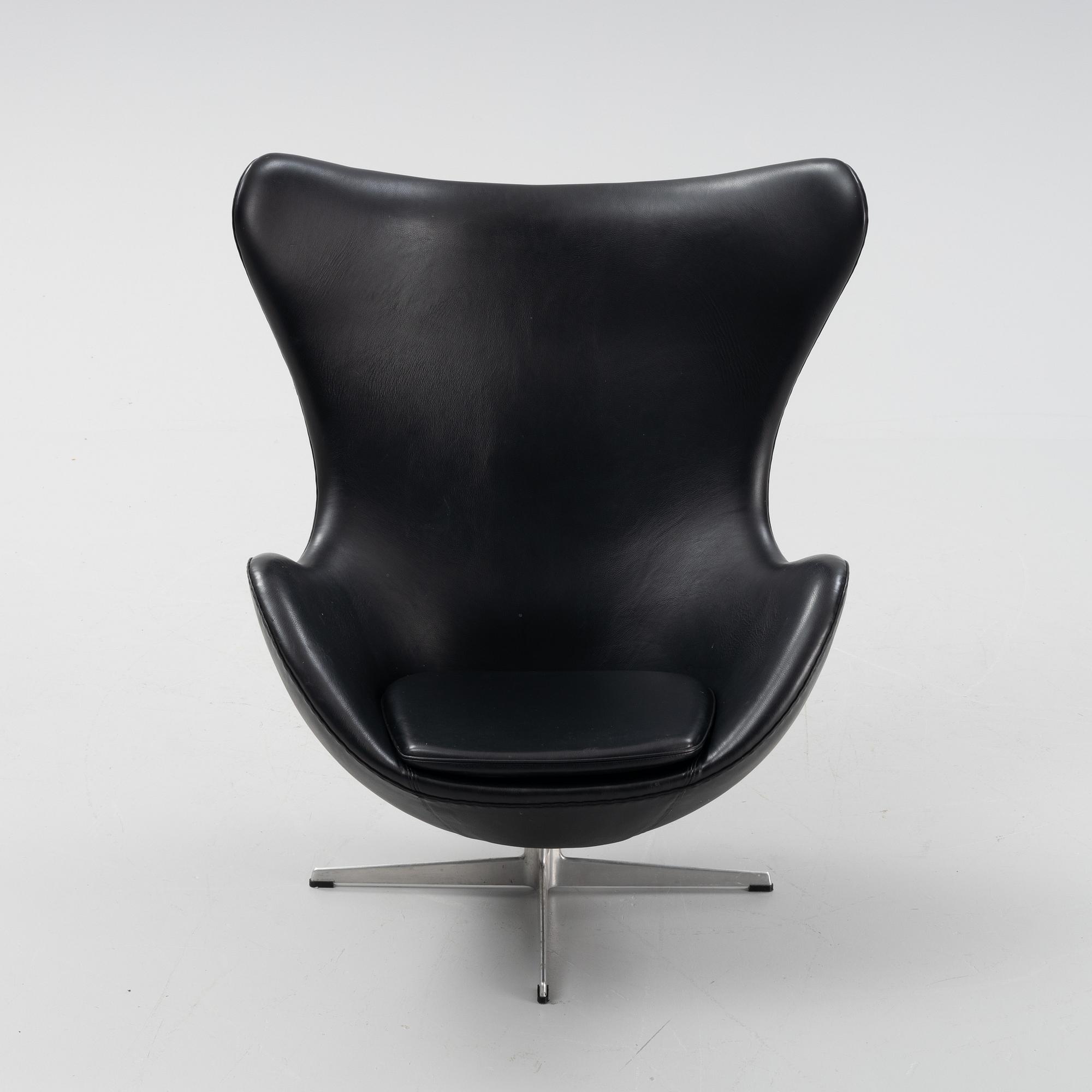 Arne Jacobsen, a black leather 'Egg' lounge chair from Fritz Hansen, Denmark.