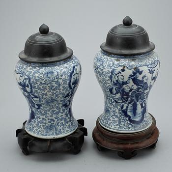 URNOR, ett par. Porslin, Kina. 1800-tal.
