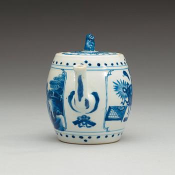 A blue and white tea pot with cover, Qing dynasty, Kangxi (1662-1722).