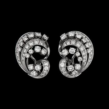 945. A pair of diamond earrings app. tot. 3 cts.