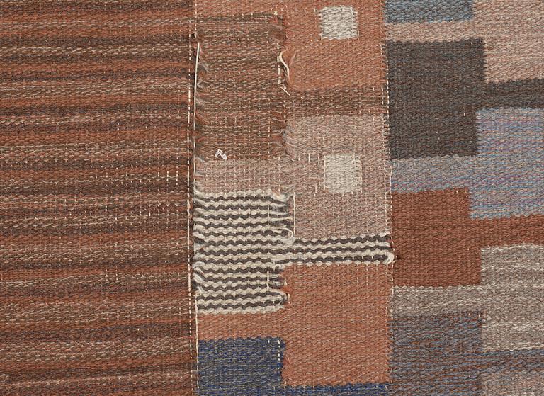 CARPET. Flat weave (rölakan). 659 x 318,5 cm. Possibly Linköpings Hemslöjd.