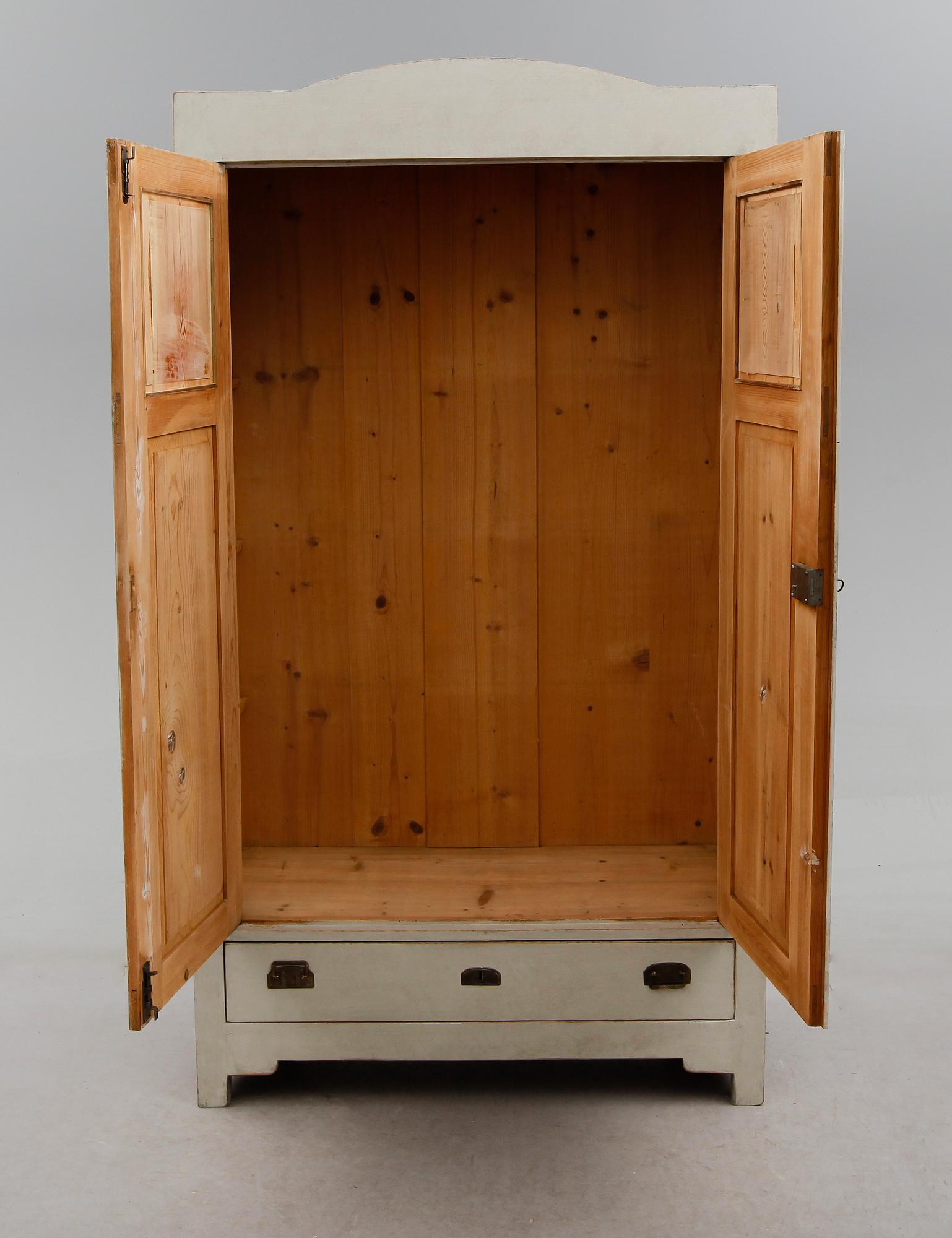 KLÄDSKÅP, 1900-talets början.