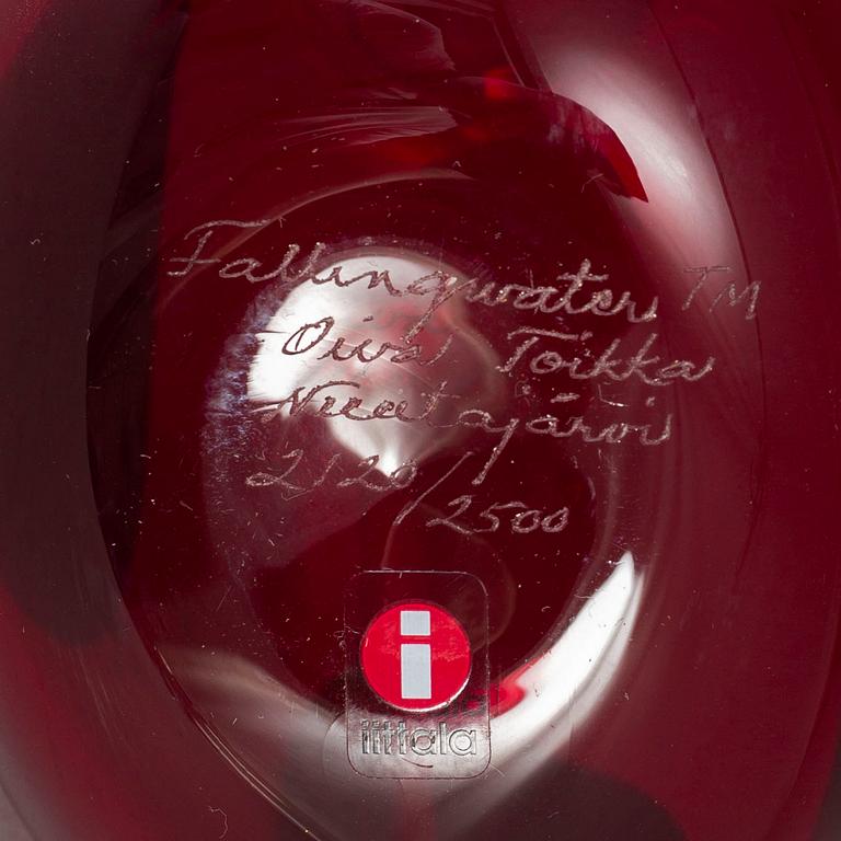 OIVA TOIKKA, glasfågel, Fallingwater nr 2120/2500, signerad Oiva Toikka Nuutajärvi.