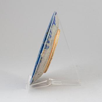 KYLLIKKI SALMENHAARA, a stoneware plate, signed, Arabia, Finland.