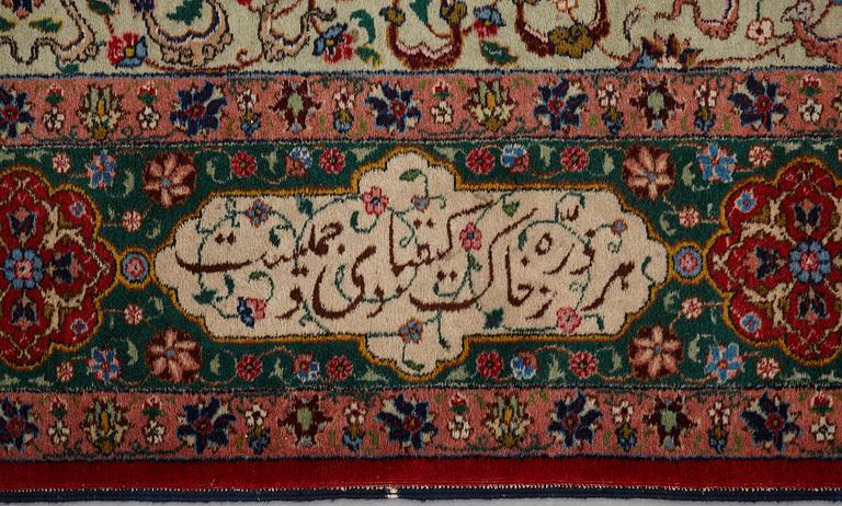 Matto, semi-antique Tabriz, signed ca 335,5 x 256,5 - 261,5 cm.