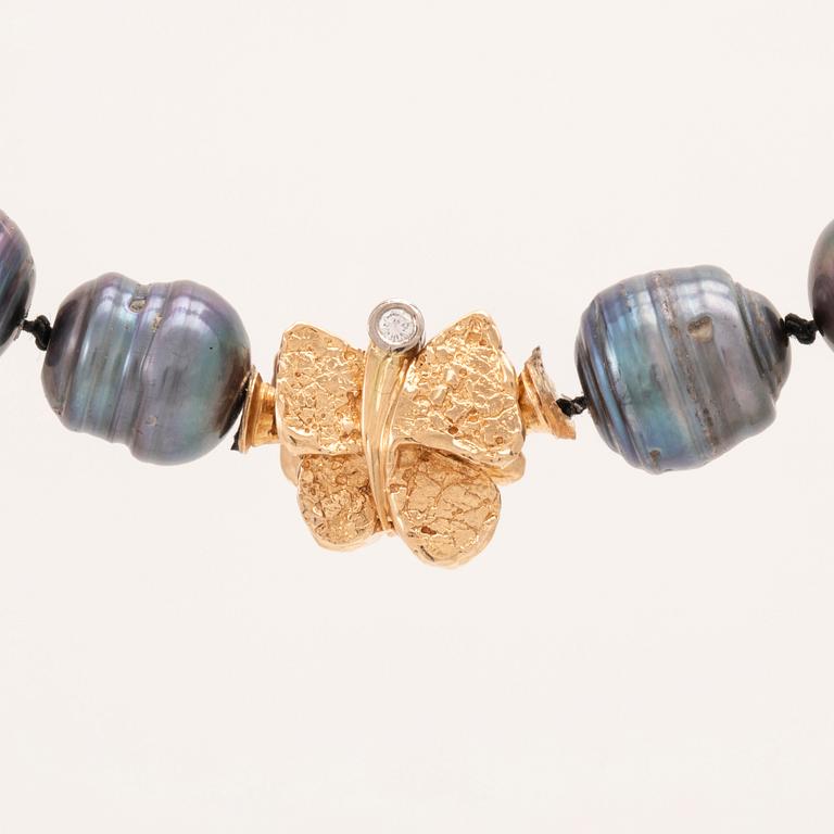 A cultured pearl necklace with a 14K white and red gold clasp and round brilliant cut diamonds.