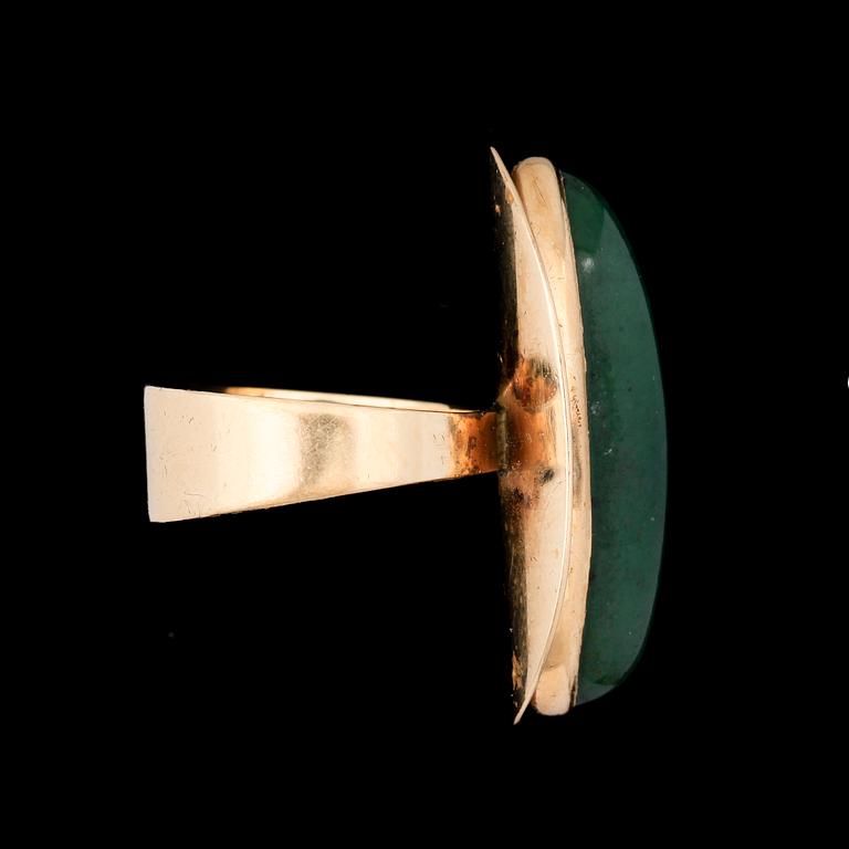 RING, 14k guld med cabochonslipad grön jade. Vikt 10g.