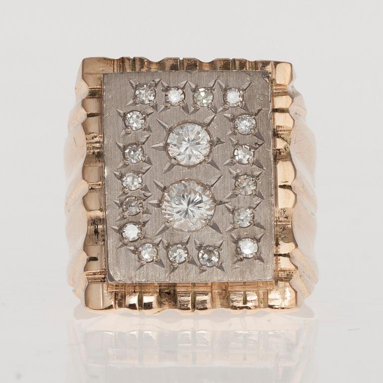 KLACKRING, 14K guld/vitguld, diamanter tot. 0,94 ct. Vikt 14,58 g. Intyg.