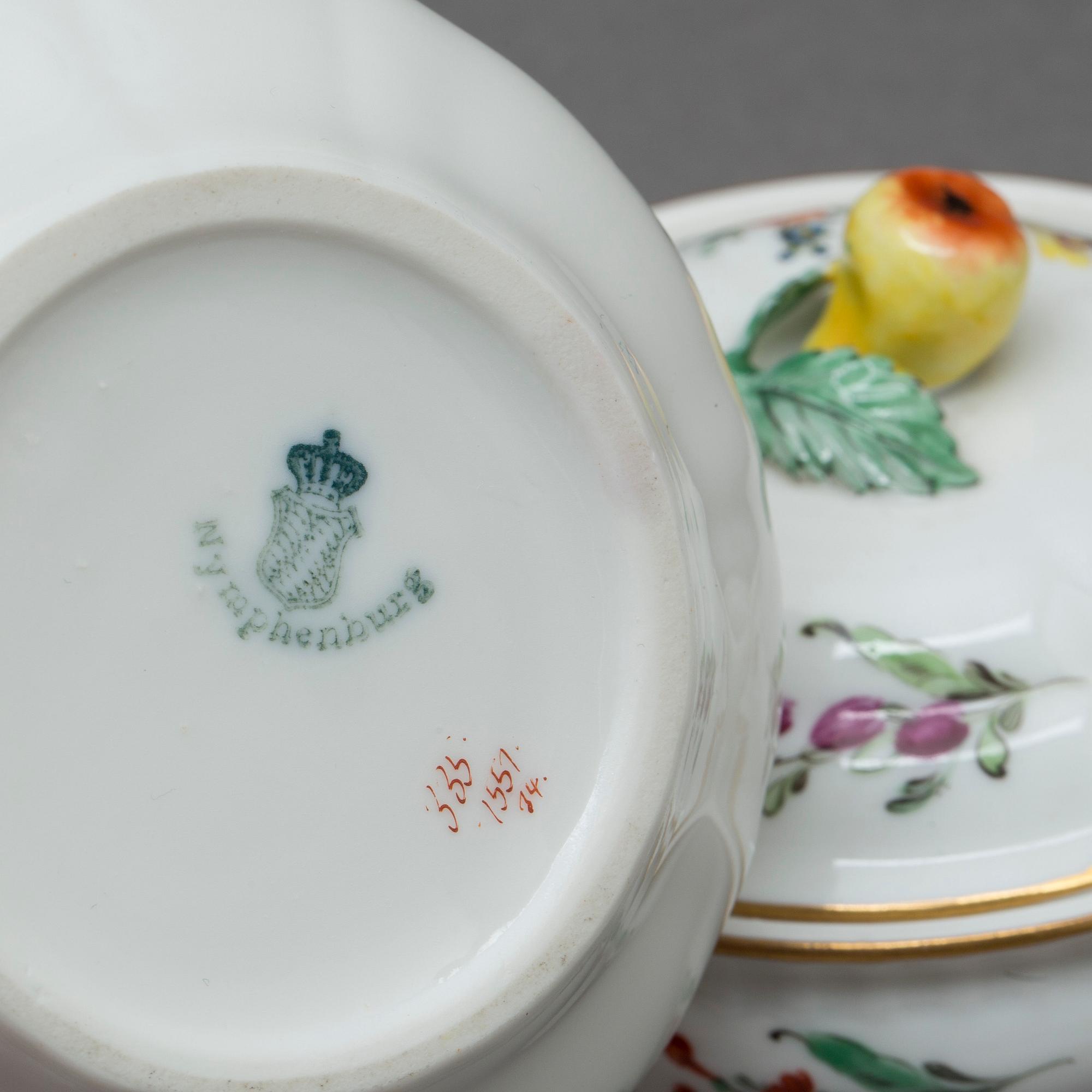 PORTIONSKAROTTER med lock, 8 st, Nymphenburg, 1900-tal, porslin.