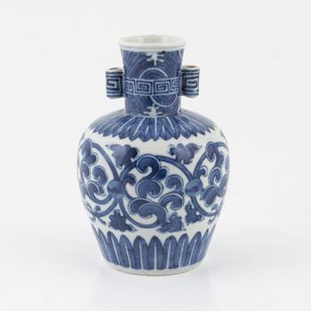 A blue and white Kangxi style vase, late Qing dynasty.