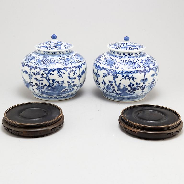 A pair of blue and white jars with covers, Qing dynasty, Guangxu (1875-1908).