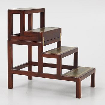 A mahogany library ladder forming a table, England, 20th century.