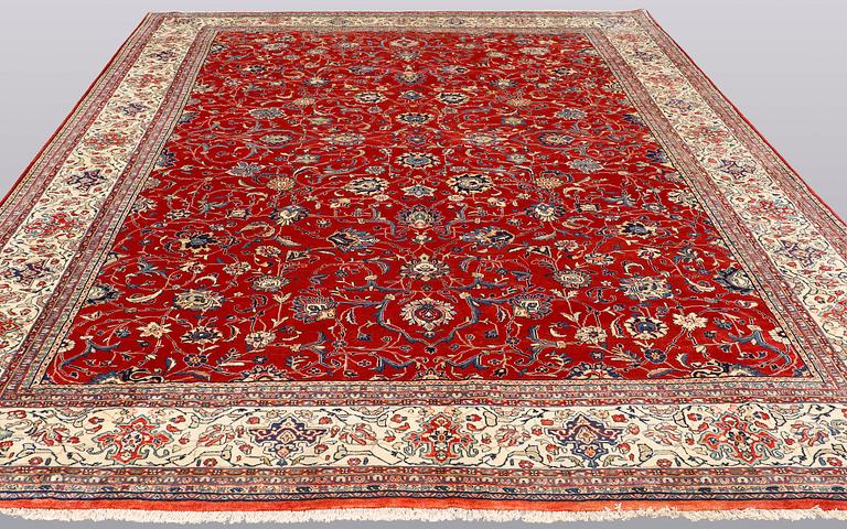 A carpet, Sarouk, ca 423 x 312 cm.