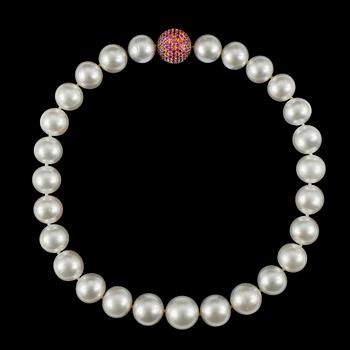 13. A NECKLACE, south sea pearls 14.3-17.0 mm. Clasp with multicolor sapphires c. 7.50 cts. Length 42 cm.