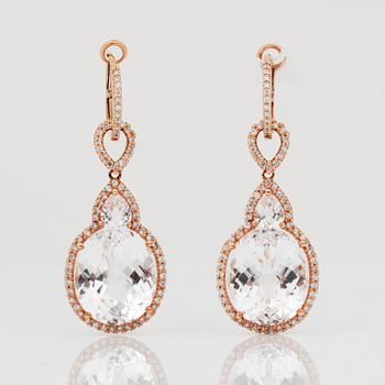 ÖRHÄNGEN, ett par med avtagbara vita checkerslipade topaser, circa 18ct och briljanter, ca 0.50ct.