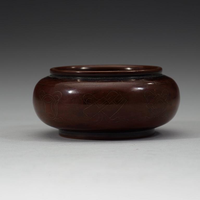 A copper alloy brush pot, late Qing dynasty (1644-1912).