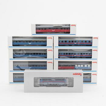 Märklin, an electrical locomotive and 9 passenger cars, gauge H0, i boxes.