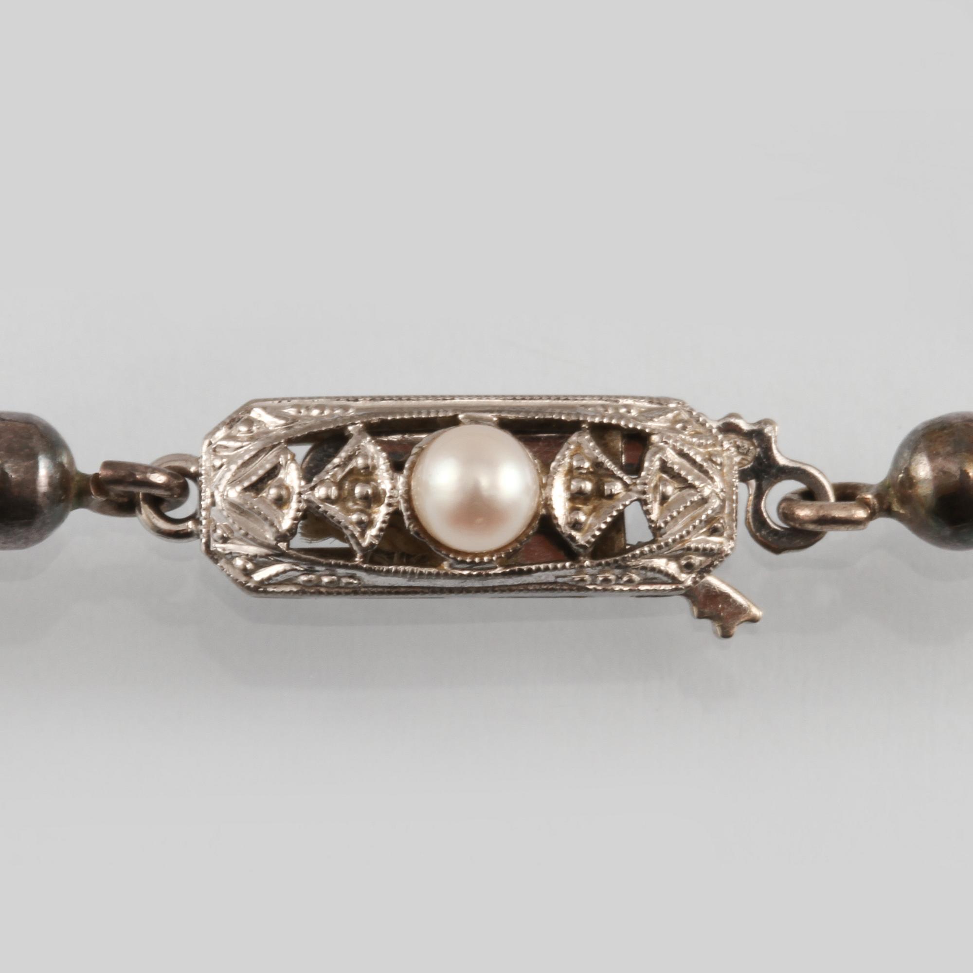 COLLIER, odlade pärlor med lås i 18K vitguld.