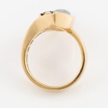 Ring 18K gold with blue-purple stone.