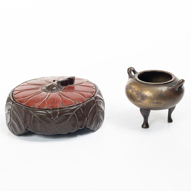 A Japanese lacquer box with cover and a bronze censer, Meiji period (1868-1912) respektive 1900-tal.