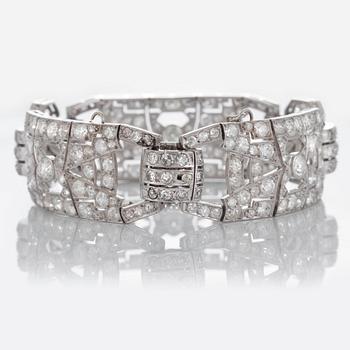 An Art Deco bracelet in platinum set with old- and eight-cut diamonds with a total weight of ca 17 cts.