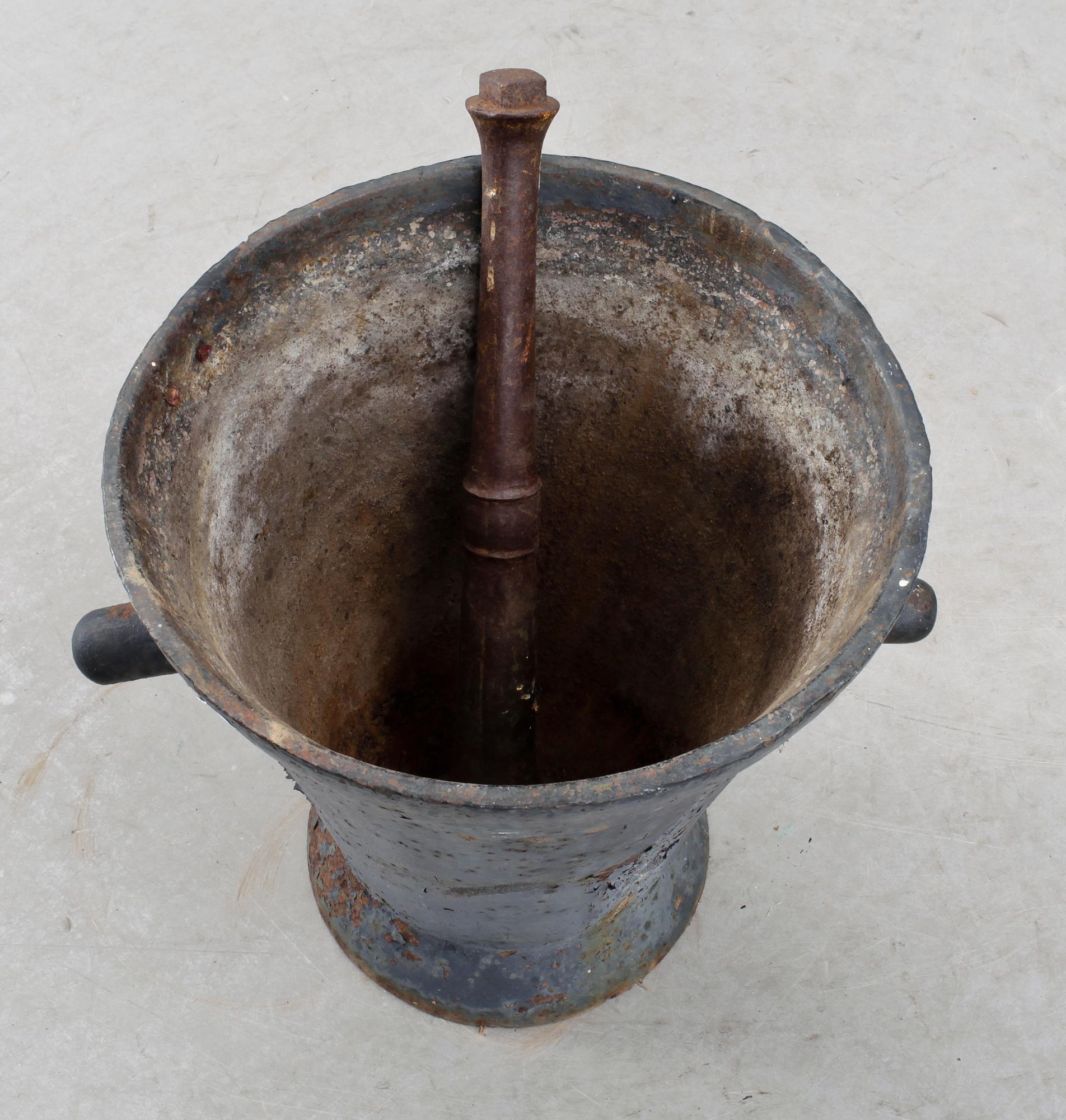 APOTEKSMORTLAR, 2 st, gjutjärn, 1800/1900-tal.