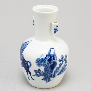 A blue and white mallet shaped vase, late Qing dynasty.