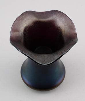 VAS, glas, möjligen Steuben, Amerika, 1900-talets första hälft.